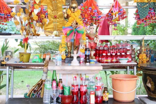 แห่ ขอ "เลขเด็ด" กุมารแก้วปิ่นเพชร วัดหนองปลิง