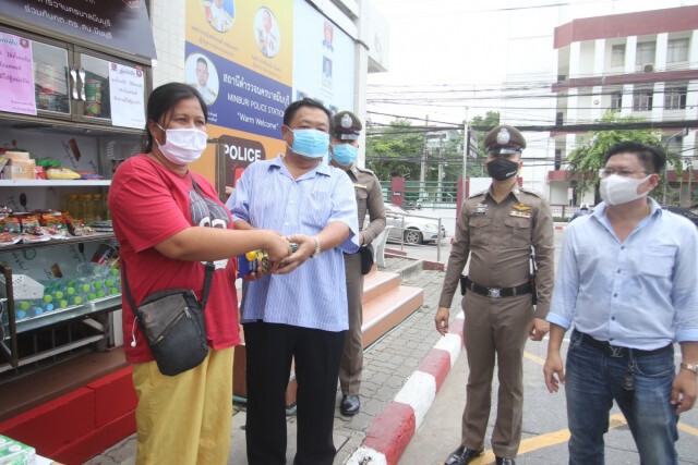 "โรงพักมีนบุรี" เปิดตู้ปันความสุข