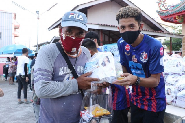 "มาดามแป้ง" นำแข้งท่าเรือ-ชบาแก้ว แจกข้าวกล่อง,ถุงยังชีพ