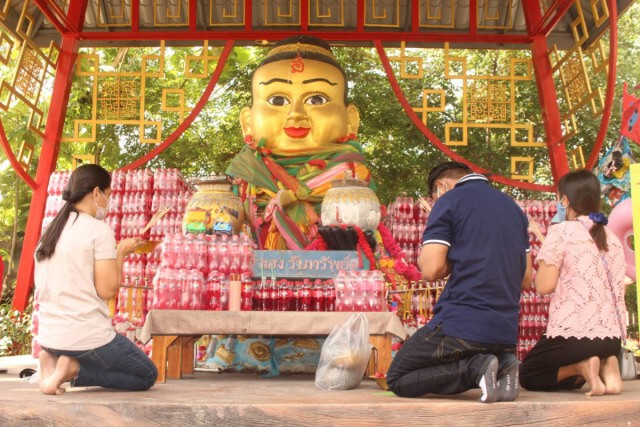 นักเสี่ยงโชคแห่ส่องเลขเด็ดแน่นอาศรมฤๅษีเณร