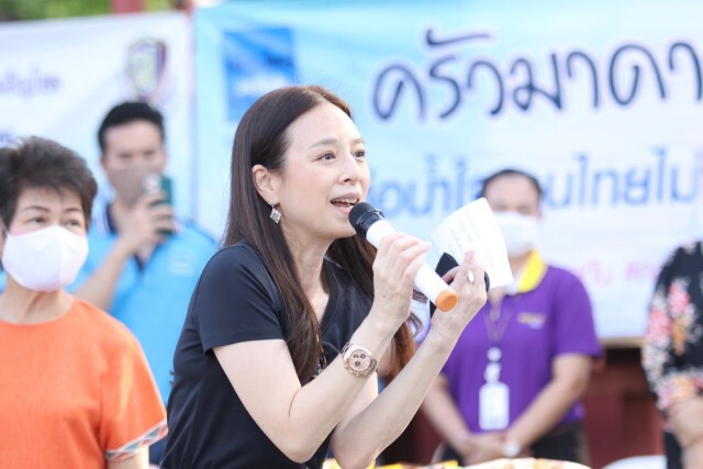 "มาดามแป้ง" นำแข้งท่าเรือ-ชบาแก้ว แจกข้าวกล่อง,ถุงยังชีพ