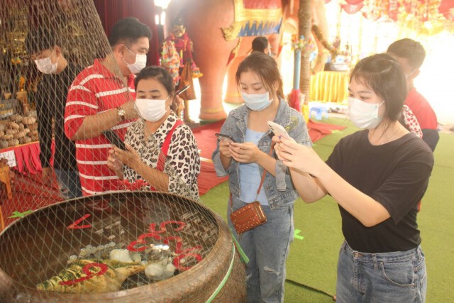 นักเสี่ยงโชคแห่ส่องเลขเด็ดแน่นอาศรมฤๅษีเณร