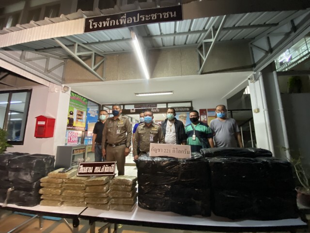 ตร.ลำผักชี ล่อซื้อ-รวบ "บังเลาะ" เอเยนต์กัญชา 220 กิโลฯ