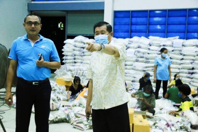 มท.2 ส่งถุงยังชีพช่วยชาวนครฯบรรเทาผลกระทบโควิด