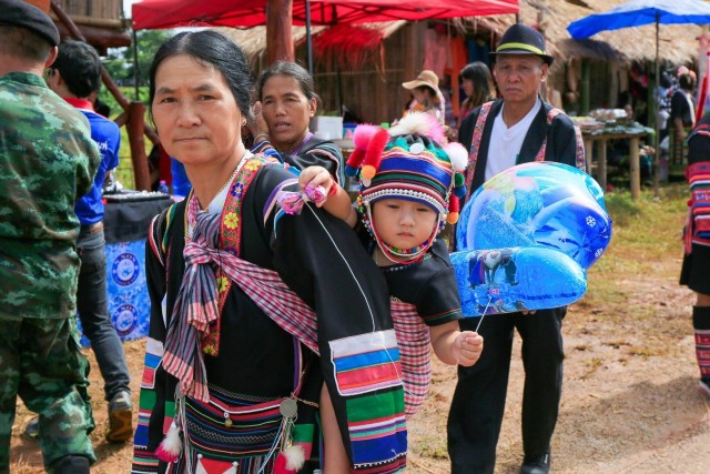 ขึ้นดอยโล้ชิงช้ากับกลุ่มชาติพันธุ์ที่บ้านแม่สลองใน