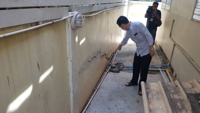 ชาวบ้านเมืองทองเฮ! จนท.ลุยซ่อมถนน