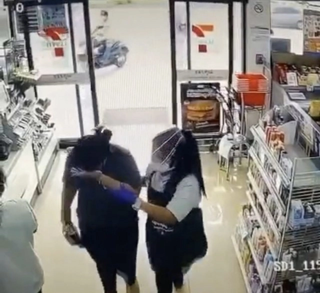 ซีพีฯขอโทษ เหตุ"น้องเซเว่น"เผลอฉีดสเปรย์แอลกอฮอล์ใส่หน้าลูกค้า