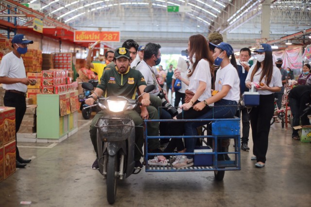 "ท็อป-ไทด์" ควักเงิน 3 แสนบาท ช่วยเหลือช้างที่วังช้างอยุธยา