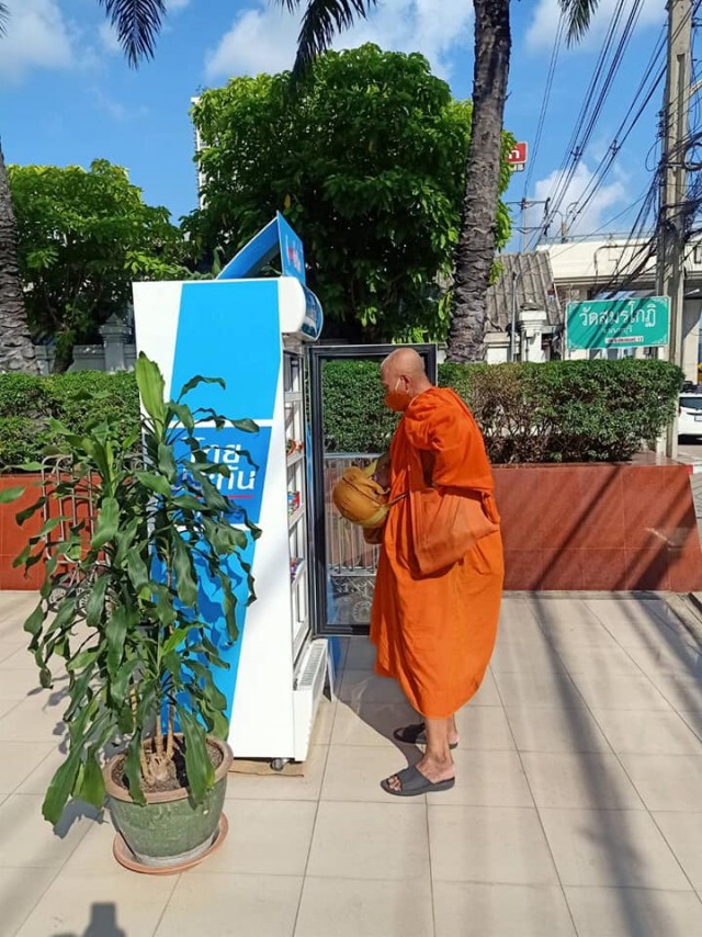 น่าประทับใจ!! หลวงพ่อ แบ่งปันน้ำใจต่อผ่าน "ตู้น้ำใจ"