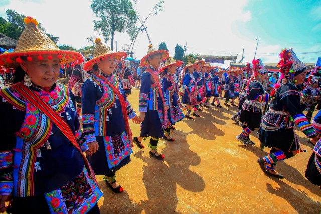 ขึ้นดอยโล้ชิงช้ากับกลุ่มชาติพันธุ์ที่บ้านแม่สลองใน