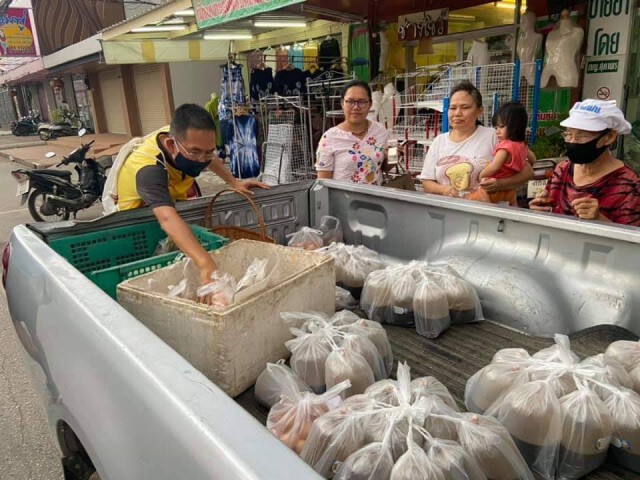 พ่อเมืองเลย ควักกระเป๋าซื้ออาหารป้อน "ตู้ปันสุข"