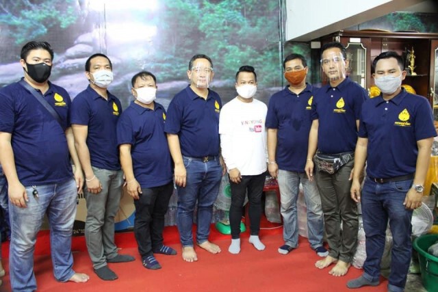 โบว์ โต เจน นุ่น รวมพลศิลปินฯ แจกข้าวกล่อง-อาหาร วัดคุณหญิงส้มจีน
