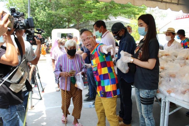 โบว์ โต เจน นุ่น รวมพลศิลปินฯ แจกข้าวกล่อง-อาหาร วัดคุณหญิงส้มจีน