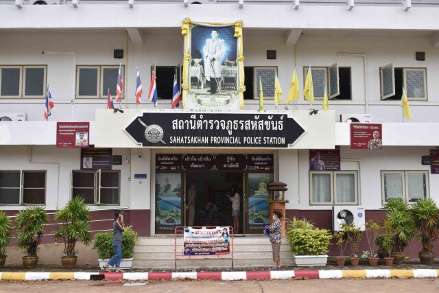แจ้ง 2 ข้อหาหนักร.ต.ท.กอดเอวขอจับของลับนักเรียนหญิง