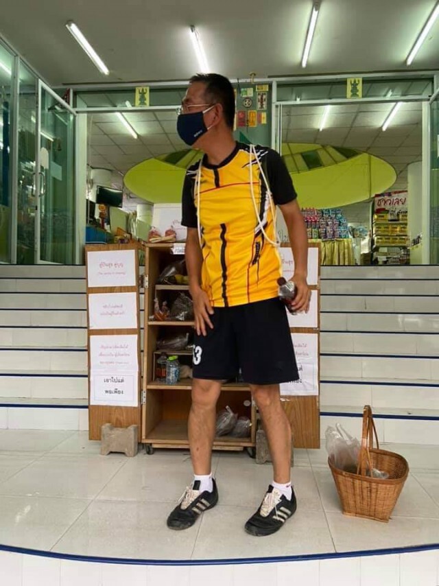 พ่อเมืองเลย ควักกระเป๋าซื้ออาหารป้อน "ตู้ปันสุข"