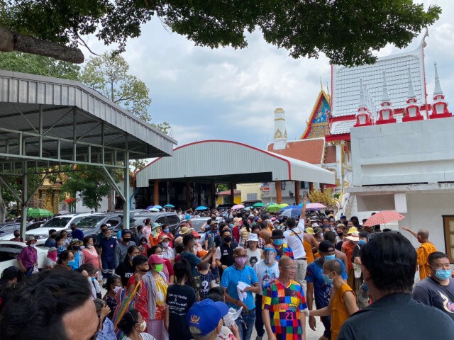 โบว์ โต เจน นุ่น รวมพลศิลปินฯ แจกข้าวกล่อง-อาหาร วัดคุณหญิงส้มจีน