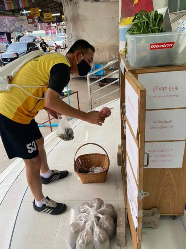 พ่อเมืองเลย ควักกระเป๋าซื้ออาหารป้อน "ตู้ปันสุข"