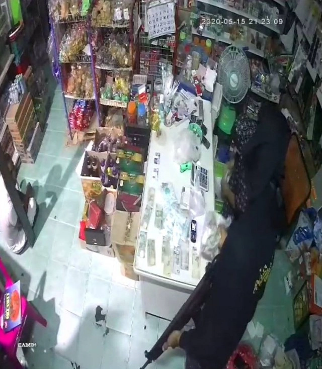 เปิดคลิปนาทีระทึก.!โจรควงปืนกล-ปล้นร้าน
