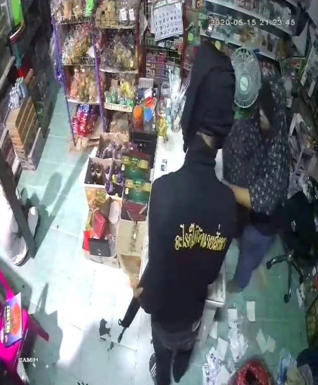 เปิดคลิปนาทีระทึก.!โจรควงปืนกล-ปล้นร้าน