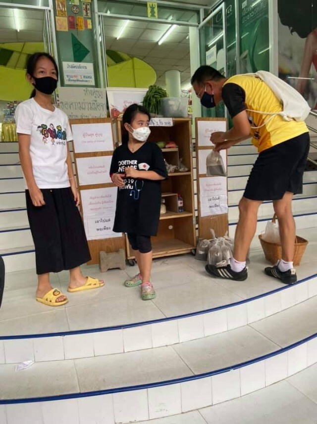 พ่อเมืองเลย ควักกระเป๋าซื้ออาหารป้อน "ตู้ปันสุข"