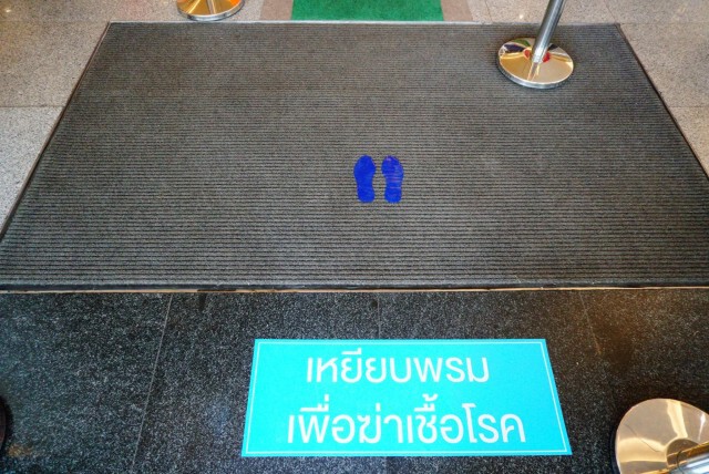 ห้างซีคอนฯ ไอเดียเก๋! ใช้เท้ากดลิฟท์ เลี่ยงเสี่ยงติดโควิด