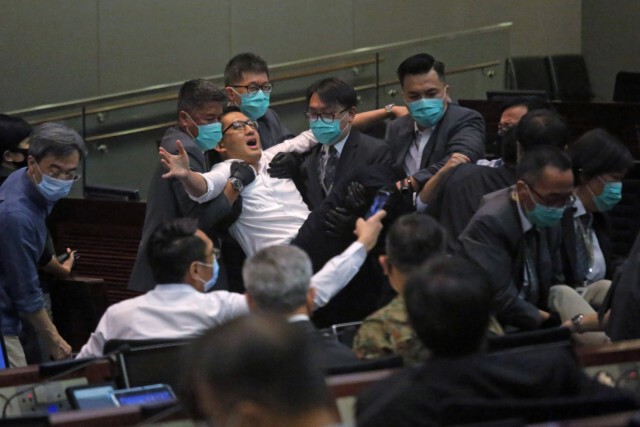 ส.ส.ฮ่องกงวางมวยป่วนประชุมสภา