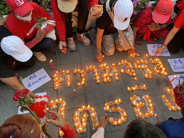 งานรำลึกแยกราชประสงค์ ปี 53 "โบว์-จ่านิว" เสื้อแดงพรึ่บ!!