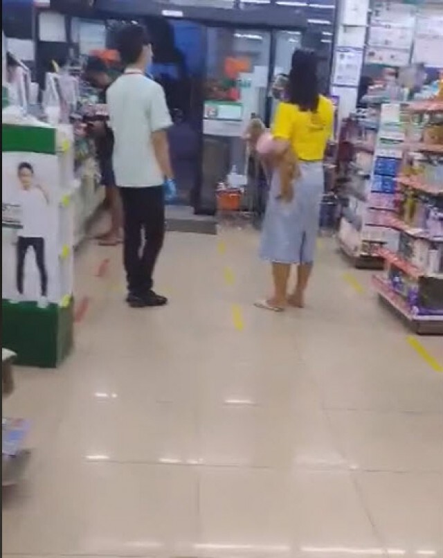 แชร์สนั่น!! ป้าด่ากราด พนง.เซเว่น โวยลั่น "หมาพี่สะอาด"