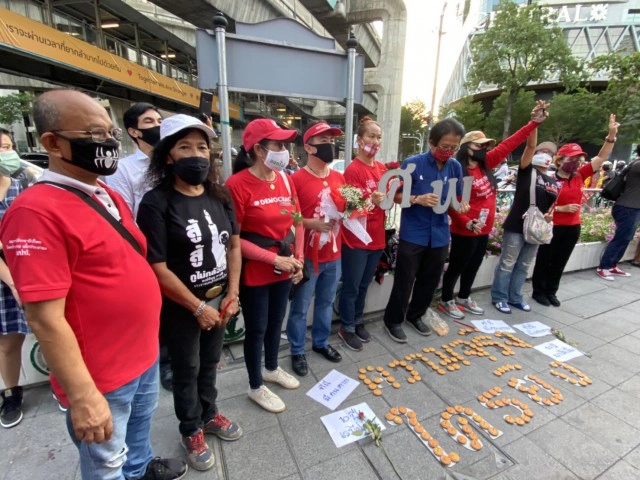 งานรำลึกแยกราชประสงค์ ปี 53 "โบว์-จ่านิว" เสื้อแดงพรึ่บ!!