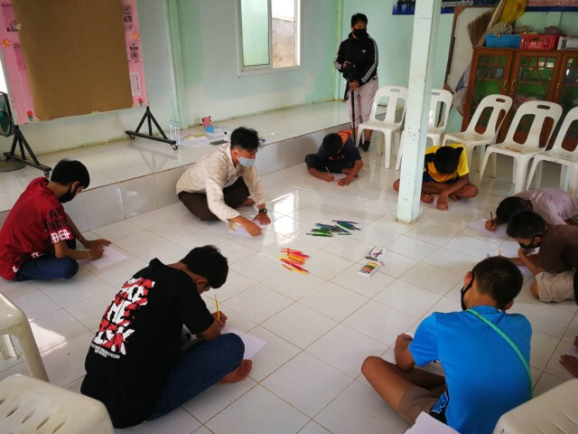 สอนเสริมเด็กชุมชนแออัด เรียนออนไลน์ไม่ได้