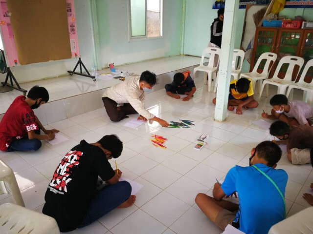 สอนเสริมเด็กชุมชนแออัด เรียนออนไลน์ไม่ได้