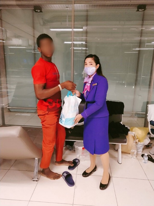 สุดซึ้ง! น้ำใจ พนง.การบินไทย เข้าช่วยเหลือ 3 หนุ่มชาวไนจีเรียติดอยู่สนามกว่า 3 เดือน