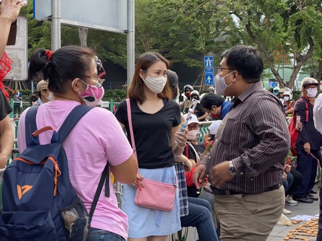 งานรำลึกแยกราชประสงค์ ปี 53 "โบว์-จ่านิว" เสื้อแดงพรึ่บ!!