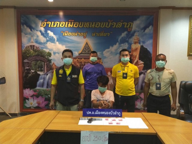 หนุ่มวัย 24 ปี ขายยาบ้า พกปืนตุงเอวเตรียมต่อสู้