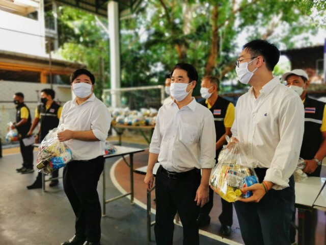 "สุริยะ" ลุยแจกหน้ากากผ้า ปัดตอบการเมือง ได้แต่ยิ้มสี่กุมารตั้งพรรคใหม่