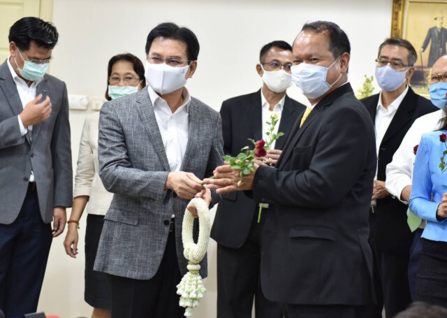 กลับมาแล้ว! "วิชัย"เข้าทำงานก.พาณิชย์วันแรกหลังรับตำแหน่งคืน