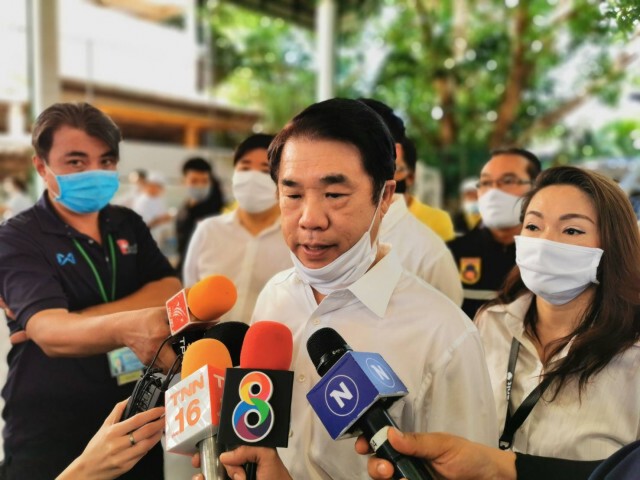 "สุริยะ" ลุยแจกหน้ากากผ้า ปัดตอบการเมือง ได้แต่ยิ้มสี่กุมารตั้งพรรคใหม่