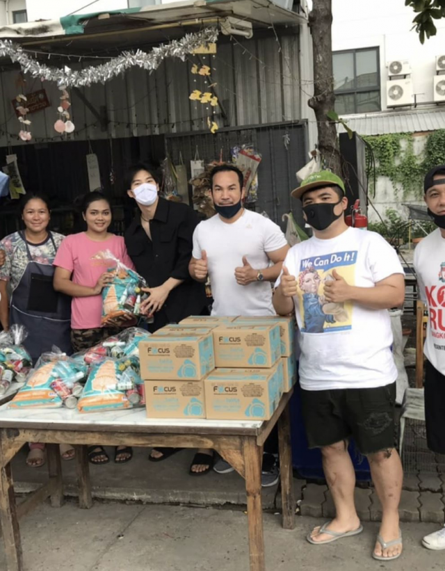 "แม็กซ์ ณัฐพล"ขนข้าวสารเป็นตัน มอบคนยากไร้สู้โควิด