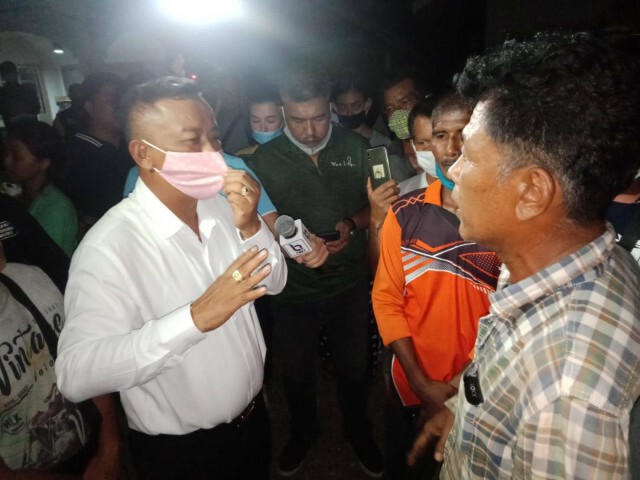 ชาวประมงปิดล้อมตำรวจ เหตุบุกจับยึดลูกหอย ขู่เรียกเงิน 5 ล้าน