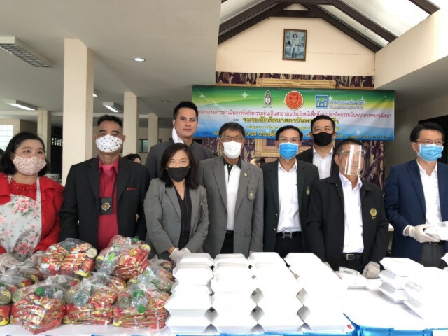 "ส.ว.พีระศักดิ์" ลุยแจกข้าวกล่อง บ้านเอื้ออาทรรังสิต