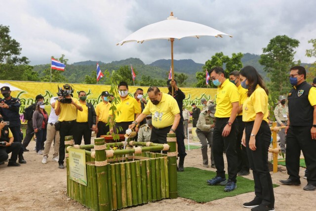 "ประวิตร" ลุย เชียงใหม่ ปลูกต้นไม้ฟื้นฟูป่าดอยสุเทพ