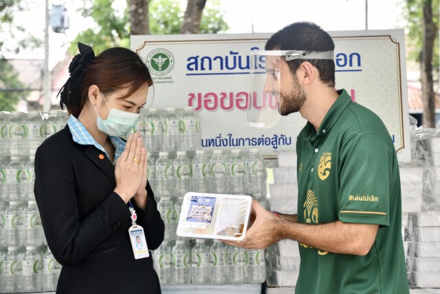 ส.บอล-ช้าง ส่งมอบข้าวกล่อง ให้แพทย์สถาบันโรคทรวงอก