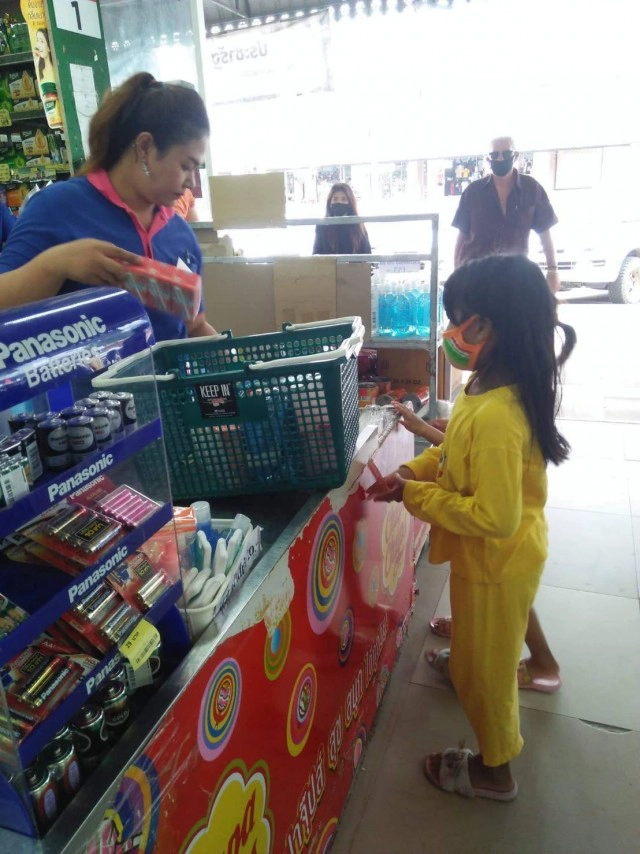 ทึ่ง เด็กน้อย​ 8​ ขวบ​ แคะกระปุกซื้อของใส่ "ตู้ปันสุข" ให้ผู้ยากไร้