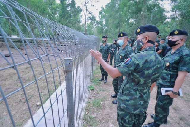 มุมอ่อนโยนของ "แม่ทัพภาคที่ 4" ผู้สร้างสุขให้สุนัขจรจัด