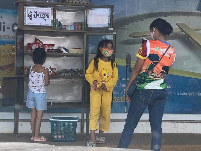 ทึ่ง เด็กน้อย​ 8​ ขวบ​ แคะกระปุกซื้อของใส่ "ตู้ปันสุข" ให้ผู้ยากไร้