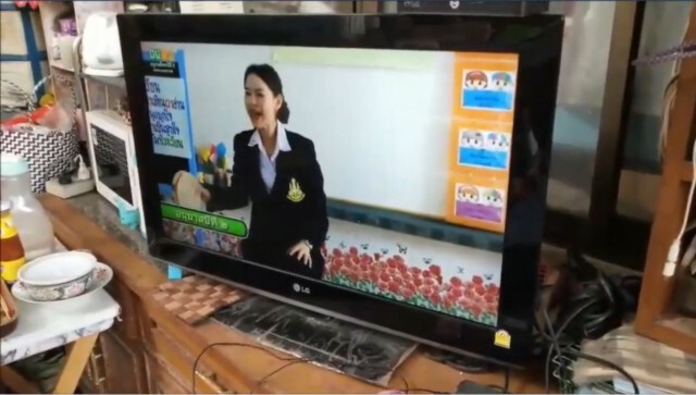 น่ารักชะมัดเลยจ้า! เปิดภาพทวดวัย 90 ปี นั่งเรียนออนไลน์เป็นเพื่อนหลาน