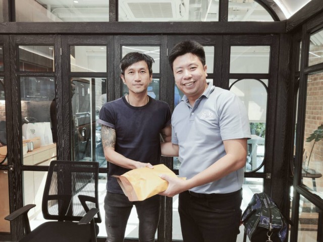 "ตูน" ร่วม "สู้วิกฤตให้น้องอิ่ม" นำทีมมอบเงิน 1 ล้านบาท!