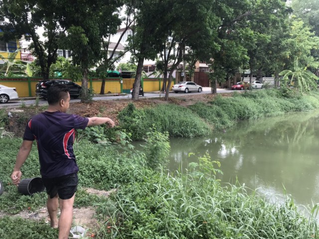 2 หนุ่มผงะ!! หว่านแหหาปลา กลับเจอลูกเกลี้ยง
