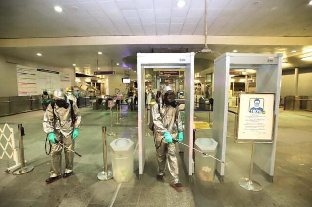 ทบ.ส่งชุดล้างโควิดทำความสะอาด MRT สายสีน้ำเงิน-ม่วง