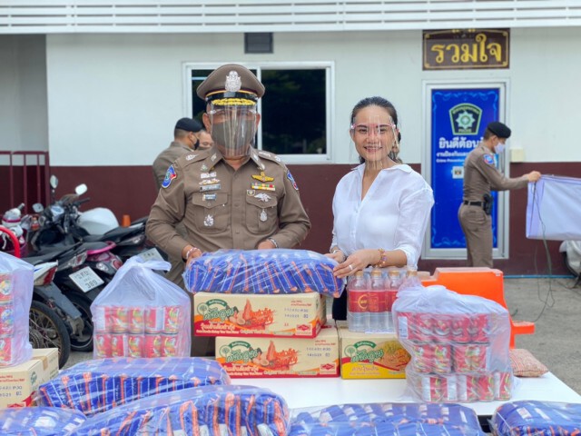ร่วมแบ่งปัน มอบสิ่งของสมทบโครงการ "รับอาหารฟรีครับ"
